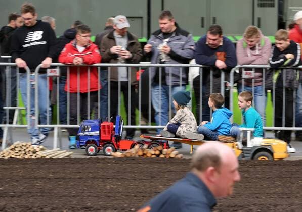 Erfurt - Modell Leben 08.02.2020 , Erfurt, Messehalle, Messe Modell Leben im Bild: Kinder fahren auf einem Modelltruck