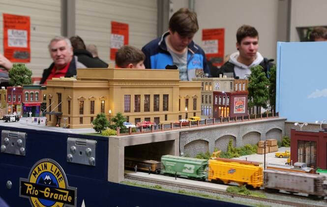 Erfurt - Modell Leben 08.02.2020 , Erfurt, Messehalle, Messe Modell Leben im Bild: unterschiedliche Modelleisenbahn-Landschaften können begutachtet werden
