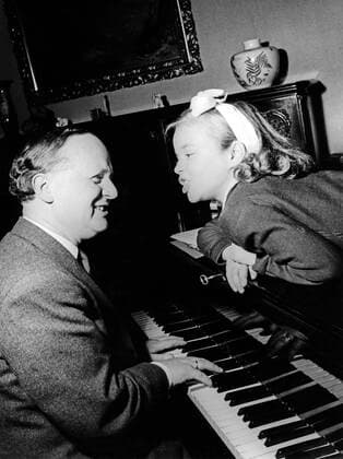 Cornelia Conny Froboess mit Vater Gerhard bei einer Gesangsprobe, Deutschland ca. 1950. Cornelia Conny Froboess doing rehearsals with her father Gerhard, Germany ca. 1950. Nur redaktionelle Nutzung. Editorial usage only. Copyright: ArthurxGrimm UnitedArchives82001885