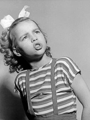 Cornelia Conny Froboess singt ihren ersten Hit Pack die Badehose ein , Deutschland 1951. Cornelia Conny Froboess performing her first song Pack die Badehose ein , Germany 1951. Nur redaktionelle Nutzung. Editorial usage only. Copyright: ArthurxGrimm UnitedArchives82001886