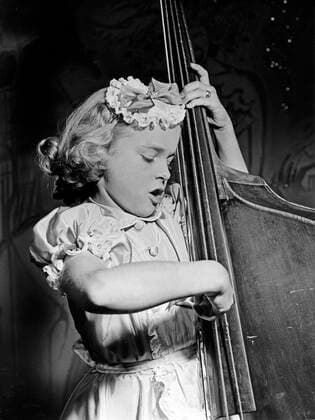 An jeden Finger zehn, Deutschland 1954, Regie: Erik Ode, Darsteller: Cornelia Conny Froboess am Bass Nur redaktionelle Nutzung. Editorial usage only. Copyright: ArthurxGrimm UnitedArchives82001892 !ACHTUNG AUFNAHMEDATUM GESCHÄTZT!