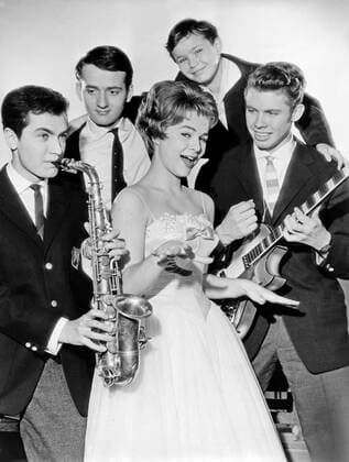 Wenn die Conny mit dem Peter, Deutschland 1958, Regie: Fritz Umgelter, Darsteller: Rex Gildo (Saxofon), Peter Vogel, -?-, Cornelia Conny Froboess, Peter Kraus Nur redaktionelle Nutzung. Editorial usage only. Copyright: ArthurxGrimm UnitedArchives82001905