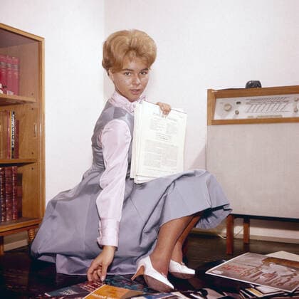 Cornelia Conny Froboess beim Musik hören im Wohnzimmer, Deutschland 1960. Cornelia Conny Froboess listening to her record disc collection at the living room, Germany 1960. Nur redaktionelle Nutzung. Editorial usage only. Copyright: ArthurxGrimm UnitedArchives82001945