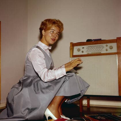 Cornelia Conny Froboess beim Musik hören im Wohnzimmer, Deutschland 1960. Cornelia Conny Froboess listening to her record disc collection at the living room, Germany 1960. Nur redaktionelle Nutzung. Editorial usage only. Copyright: ArthurxGrimm UnitedArchives82001946