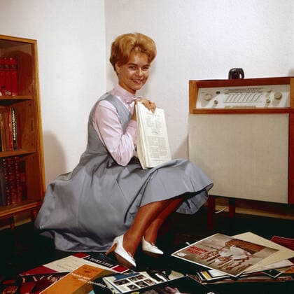 Cornelia Conny Froboess beim Musik hören im Wohnzimmer, Deutschland 1960. Cornelia Conny Froboess listening to her record disc collection at the living room, Germany 1960. Nur redaktionelle Nutzung. Editorial usage only. Copyright: ArthurxGrimm UnitedArchives82001947
