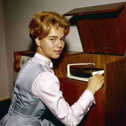 Cornelia Conny Froboess beim Musik hören im Wohnzimmer, Deutschland 1960. Cornelia Conny Froboess listening to her record disc collection at the living room, Germany 1960. Nur redaktionelle Nutzung. Editorial usage only. Copyright: ArthurxGrimm UnitedArchives82001949