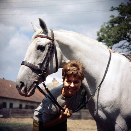 Cornelia Conny Froboess bei einem Ausritt, Deutschland 1960. Cornelia Conny Froboess riding in her holidays, Germany 1960. Nur redaktionelle Nutzung. Editorial usage only. Copyright: ArthurxGrimm UnitedArchives82001951