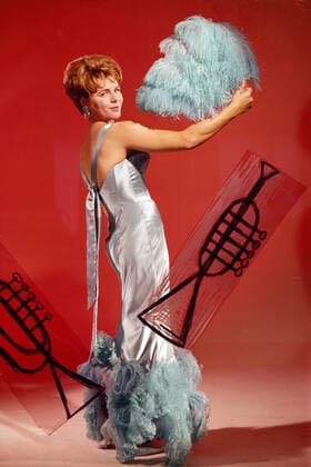 Cornelia Conny Froboess als Model für eine Modestrecke der Zeitschrift Film-Revue , Deutschland 1961. Cornelia Conny Froboess modeling for a fashion shoot of the Film-Revue magazine, Germany 1961. Nur redaktionelle Nutzung. Editorial usage only. Copyright: ArthurxGrimm UnitedArchives82001961