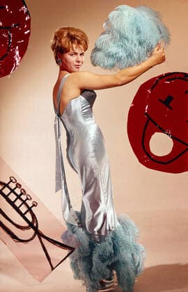 Cornelia Conny Froboess als Model für eine Modestrecke der Zeitschrift Film-Revue , Deutschland 1961. Cornelia Conny Froboess modeling for a fashion shoot of the Film-Revue magazine, Germany 1961. Nur redaktionelle Nutzung. Editorial usage only. Copyright: ArthurxGrimm UnitedArchives82001962