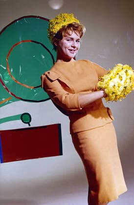 Cornelia Conny Froboess als Model für eine Modestrecke der Zeitschrift Film-Revue , Deutschland 1961. Cornelia Conny Froboess modeling for a fashion shoot of the Film-Revue magazine, Germany 1961. Nur redaktionelle Nutzung. Editorial usage only. Copyright: ArthurxGrimm UnitedArchives82001964