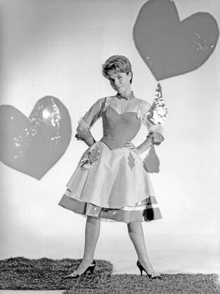 Cornelia Conny Froboess als Model für eine Modestrecke der Zeitschrift Film-Revue , Deutschland 1961. Cornelia Conny Froboess modeling for a fashion shoot of the Film-Revue magazine, Germany 1961. Nur redaktionelle Nutzung. Editorial usage only. Copyright: ArthurxGrimm UnitedArchives82001965