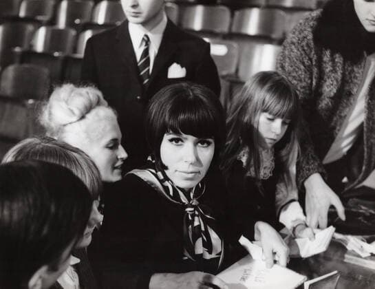 Alexandra, deutsche Sängerin, gibt Autogramme an Fans, Deutschland 1969. German singer Alexandra signing autographs for fans, Germany 1969. Nur redaktionelle Nutzung. Editorial usage only. Copyright: ArthurxGrimm UnitedArchives82001994
