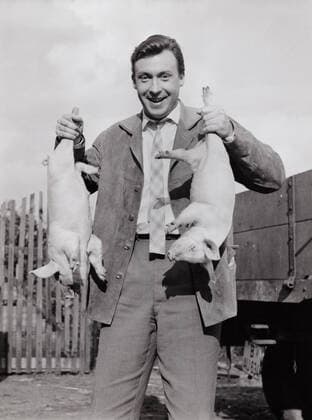 Peter Alexander, österreichischer Schauspieler, Entertainer und Sänger, mit zwei Ferkeln, Deutschland 1957. Austrian actor, singer and entertainer Peter Alexander playing with two baby pigs, Germany 1957. Nur redaktionelle Nutzung. Editorial usage only. Copyright: ArthurxGrimm UnitedArchives82002105