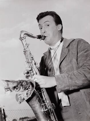 Peter Alexander, österreichischer Schauspieler, Entertainer und Sänger, mit Saxofon, Deutschland 1957. Austrian actor, singer and entertainer Peter Alexander playing a saxophone, Germany 1957. Nur redaktionelle Nutzung. Editorial usage only. Copyright: ArthurxGrimm UnitedArchives82002126