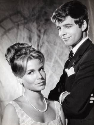 Thomas Fritsch, deutscher Schauspieler mit Filmpartnerin Alexandra Stewart in dem Film Das große Liebesspiel , Deutschland 1963. German actor Thomas Fritsch with his movie partner Alexandra Stewart, Germany 1963. Nur redaktionelle Nutzung. Editorial usage only. Copyright: ArthurxGrimm UnitedArchives82003333