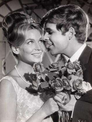 Thomas Fritsch, deutscher Schauspieler mit Filmpartnerin Alexandra Stewart in dem Film Das große Liebesspiel , Deutschland 1963. German actor Thomas Fritsch with his movie partner Alexandra Stewart, Germany 1963. Nur redaktionelle Nutzung. Editorial usage only. Copyright: ArthurxGrimm UnitedArchives82003335