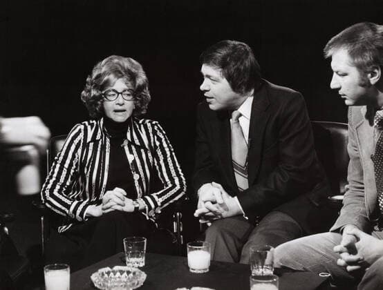 Gesprächsrunde mit (v. l.) Lore Lorentz Walther Schmieding, deutscher Kulturjournalist, Kaberettist Werner Schneyder, Deutschland frühe 1970er Jahre. Talkshow with (l to r) cabaret artist Lore Lorentz, arts and culture journalist Walther Schmieding, cabaret artist Werner Schneyder, Germany early 1970s. Nur redaktionelle Nutzung. Editorial usage only. Copyright: ArthurxGrimm UnitedArchives82005442