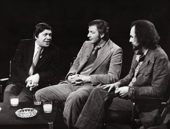 Gesprächsrunde mit (v. l.) Walther Schmieding, deutscher Kulturjournalist, Kaberettist Werner Schneyder und Volker Ludwig, Deutschland frühe 1970er Jahre. Talkshow with (l to r) arts and culture journalist Walther Schmieding, cabaret artist Werner Schneyder and Volker Ludwig, Germany early 1970s. Nur redaktionelle Nutzung. Editorial usage only. Copyright: ArthurxGrimm UnitedArchives82005444