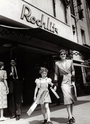 Susanne Uhlen, deutsche Schauspielerin, als Kind beim Einkaufsbummel mit ihrer Mutter Gisela, Deutschland um 1964. German actress Susanne Uhlen as a child shopping with her mother Gisela, Germany around 1964. Nur redaktionelle Nutzung. Editorial usage only. Copyright: ArthurxGrimm UnitedArchives82005842
