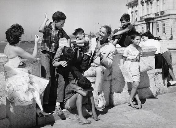 Peter Voss der Millionendieb, Deutschland 1958, Regie: Wolfgang Becker, Darsteller: Ingrid Andree und O. W. Fischer mit einheimischen Kindern Nur redaktionelle Nutzung. Editorial usage only. Copyright: ArthurxGrimm UnitedArchives82006197