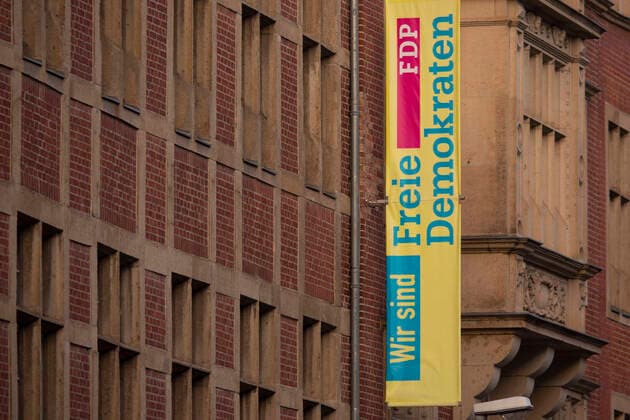 FDP Fahne mit Logo an der Fassade der FDP Bundesgeschäftsstelle in Berlin 08.02.2020, Berlin, GER - FDP Fahne mit Logo an der Fassade der FDP Bundesgeschäftsstelle in Berlin, Berlin Berlin Deutschland FDP Bundesgeschaeftsstelle