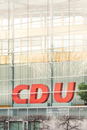 Konrad-Adenauer-Haus, CDU Logo hinter der Glasfassade 08.02.2020, Berlin, GER - Konrad-Adenauer-Haus, CDU-Logo hinter der Glasfassade, Berlin Berlin Deutschland Konrad-Adenauer-Haus