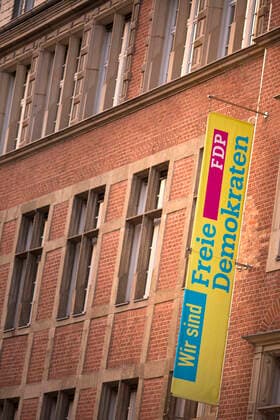FDP Fahne mit Logo an der Fassade der FDP Bundesgeschäftsstelle in Berlin 08.02.2020, Berlin, GER - FDP Fahne mit Logo an der Fassade der FDP Bundesgeschäftsstelle in Berlin, Berlin Berlin Deutschland FDP Bundesgeschaeftsstelle
