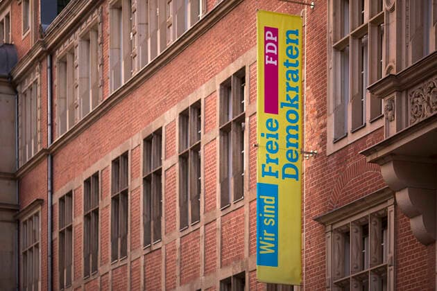 FDP Fahne mit Logo an der Fassade der FDP Bundesgeschäftsstelle in Berlin 08.02.2020, Berlin, GER - FDP Fahne mit Logo an der Fassade der FDP Bundesgeschäftsstelle in Berlin, Berlin Berlin Deutschland FDP Bundesgeschaeftsstelle