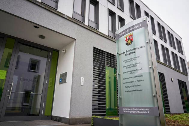 ++ 06.02.2020, Rheinland-Pfalz, Koblenz: Das Justizzentrum in Koblenz, in dem der rheinland-pfälzische Verfassungsgerichtshof, das Oberverwaltungsgericht, das Verwaltungsgericht, die Generalstaatsanwaltschaft, die Staatsanwaltschaft, das Sozialgericht und das Arbeitsgericht untergebracht sind. *** 06 02 2020, Rhineland-Palatinate, Koblenz The Justice Centre in Koblenz, which houses the Rhineland-Palatinate Constitutional Court, the Higher Administrative Court, the Administrative Court, the General Prosecutors Office, the Public Prosecutors Office, the Social Court and the Labour Court