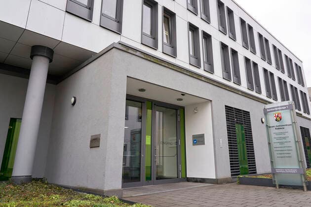 ++ 06.02.2020, Rheinland-Pfalz, Koblenz: Das Justizzentrum in Koblenz, in dem der rheinland-pfälzische Verfassungsgerichtshof, das Oberverwaltungsgericht, das Verwaltungsgericht, die Generalstaatsanwaltschaft, die Staatsanwaltschaft, das Sozialgericht und das Arbeitsgericht untergebracht sind. *** 06 02 2020, Rhineland-Palatinate, Koblenz The Justice Centre in Koblenz, which houses the Rhineland-Palatinate Constitutional Court, the Higher Administrative Court, the Administrative Court, the General Prosecutors Office, the Public Prosecutors Office, the Social Court and the Labour Court