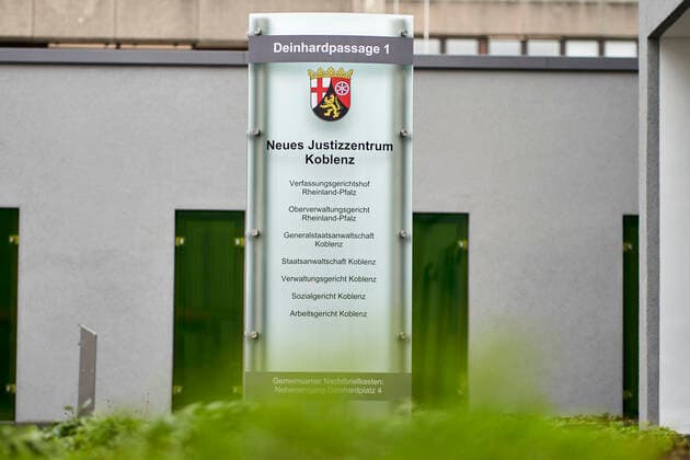 ++ 06.02.2020, Rheinland-Pfalz, Koblenz: Das Justizzentrum in Koblenz, in dem der rheinland-pfälzische Verfassungsgerichtshof, das Oberverwaltungsgericht, das Verwaltungsgericht, die Generalstaatsanwaltschaft, die Staatsanwaltschaft, das Sozialgericht und das Arbeitsgericht untergebracht sind. *** 06 02 2020, Rhineland-Palatinate, Koblenz The Justice Centre in Koblenz, which houses the Rhineland-Palatinate Constitutional Court, the Higher Administrative Court, the Administrative Court, the General Prosecutors Office, the Public Prosecutors Office, the Social Court and the Labour Court