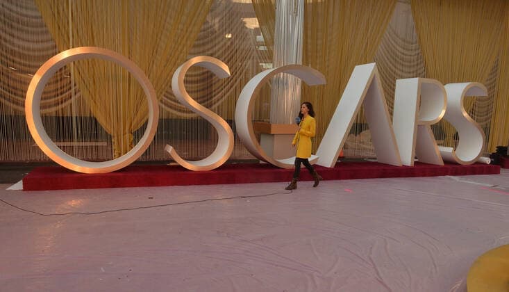 Entertainment Bilder des Tages A reporter does a standup near a bigger-than-life Oscars sign as the red carpet awaits attendees for the 92nd annual Academy Awards in the Hollywood section of Los Angeles on Friday, February 7, 2020. Oscar winners will be announced during an ABC telecast on Sunday, February 9th.  LAP20200208800 JIMxRUYMEN