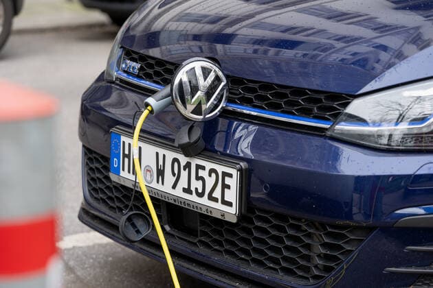E-Mobilität - Ladestutzen an Electroauto des Herstellers VW Volkswagen Modell E-Golf GTE - Stromanschluss für Verbindung zur Ladesäule in Hamburg;E-Mobilität - Ladestutzen an Electroauto des Herstellers VW Volkswagen Modell E-Golf GTE - Stromanschluss für Verbindung zur Ladesäule in Hamburg, Hamburg Hamburg Deutschland Marktstraße *** E Mobility Charging socket on electric car of the manufacturer VW Volkswagen model E Golf GTE Power connection for connection to the charging station in Hamburg E Mobility Charging socket on electric car of the manufacturer VW Volkswagen model E Golf GTE Power connection for connection to the charging station in Hamburg, Hamburg Hamburg Germany Marktstraße
