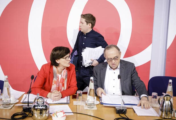 Kevin Kuehnert zwischen den SPD-Parteivorsitzenden Sakia Esken und Norbert Walter-Borjans vor Beginn der SPD Vorstandsklausur im Willy-Brandt-Haus. Berlin, 09.02.2020 Berlin Deutschland *** Kevin Kuehnert between SPD party chairmen Sakia Esken and Norbert Walter Borjans before the start of the SPD board meeting in the Willy Brandt House Berlin, 09 02 2020 Berlin Germany Copyright: xThomasxKoehler photothek.netx