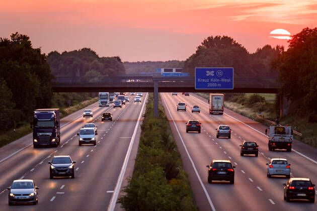 Autobahnabschnitt der A4 bei Köln Lindenthal aufgenommen von der Gleueler Straße. Köln, 09.02.2020