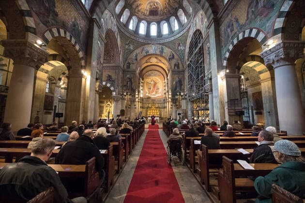 In der katholischen Berliner Kirche Herz Jesu ist am Sonntag (09.02.2020) ein Gottesdienst zum Auftakt des Oekumenischen Kirchentags 2021 in Frankfurt am Main gefeiert worden. Er stand unter dem Leitwort des Kirchentages schaut hin . Der Oekumenische Kirchentag findet vom 12. bis 16. Mai 2021 in Frankfurt statt. Es ist nach 2003 in Berlin und 2010 in Muenchen der dritte Kirchentag, den das Zentralkomitee der deutschen Katholiken (ZdK) und der Deutsche Evangelische Kirchentag gemeinsam veranstalten. An der Liturgie in der Berliner Kirche Herz Jesu beteiligt waren neben anderen der Bischof der Evangelischen Kirche Berlin-Brandenburg-schlesische Oberlausitz, Christian Staeblein, Berlins katholischer Erzbischof Heiner Koch und der Bischof der Evangelisch-Augsburgischen Kirche in Polen, Jerzy Samiec. (Siehe epd-Meldung vom 09.02.2020) Gottesd Copyright: epd-bild ChristianxDitsch EDITORIAL USE ONLY
