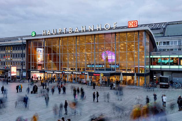 Bahnhofsvorplatz und Eingangshalle am Kölner Hauptbahnhof in der Trankgasse 11. Köln, 09.02.2020