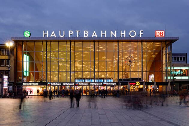 Bahnhofsvorplatz und Eingangshalle am Kölner Hauptbahnhof in der Trankgasse 11. Köln, 09.02.2020