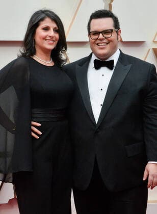 Ida Darvish and Josh Gad arrive for the 92nd annual Academy Awards at the Dolby Theatre in the Hollywood section of Los Angeles on Sunday, February 9, 2020.  LAP20200209528 JIMxRUYMEN