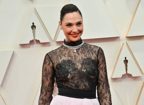 Gal Gadot arrives for the 92nd annual Academy Awards at the Dolby Theatre in the Hollywood section of Los Angeles on Sunday, February 9, 2020.  LAP20200209278 JIMxRUYMEN