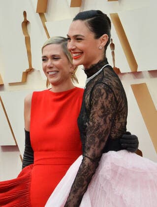 Kristen Wiig (L) and Gal Gadot arrive for the 92nd annual Academy Awards at the Dolby Theatre in the Hollywood section of Los Angeles on Sunday, February 9, 2020.  LAP20200209282 JIMxRUYMEN