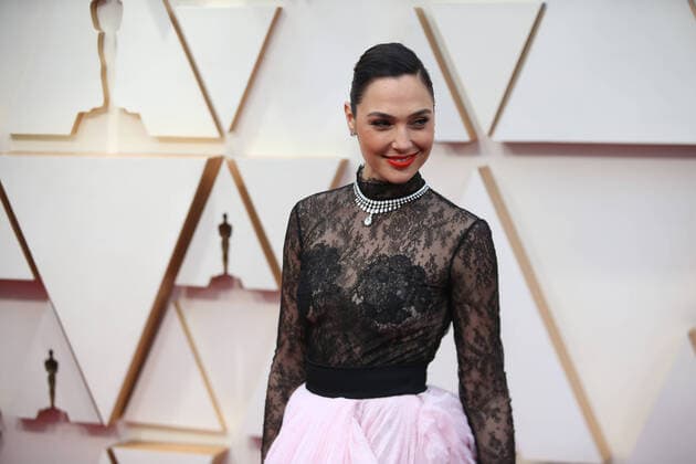 (200210) -- LOS ANGELES, Feb. 10, 2020 -- Gal Gadot arrives for the red carpet of the 92nd Academy Awards at the Dolby Theatre in Los Angeles, the United States, Feb. 9, 2020. ) U.S.-LOS ANGELES-OSCARS-RED CARPET LixYing 
