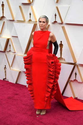 February 9, 2020, Los Angeles, California, USA: KRISTEN WIIG wears a structural red Valentino gown and long black gloves during red carpet arrivals for the 92nd Academy Awards, presented by the Academy of Motion Picture Arts and Sciences (AMPAS), at the Dolby Theatre in Hollywood. Los Angeles USA - ZUMAz03_ 20200209_mda_z03_251 Copyright: xKevinxSullivanx