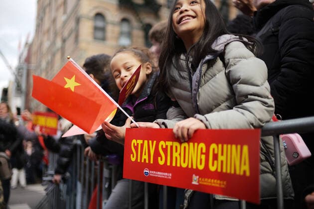 2020 Bilder des Jahres, News 02 Februar News Themen der Woche KW06 News Bilder des Tages (200210) -- NEW YORK, Feb. 10, 2020 -- People watch the Chinese Lunar New Year parade in Manhattan s Chinatown of New York City, the United States, Feb. 9, 2020. ) U.S.-NEW YORK-CHINESE LUNAR NEW YEAR-PARADE LixMuzi 