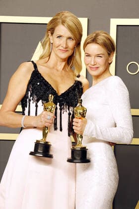 Renee Zellweger und Laura Dern, die beiden Schauspielerinnen und Preistraegerinnen beim Gewinner Photocall bei der Oscar Verleihung der 92. Academy Awards am 9.02.220 im Press Room in Hollywood, Los Angeles 92th Annual Academy Awards - Press Room - Gewinner Preisträger Photocall