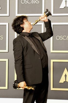 Bong Joon-ho, der Regisseur und Preistraeger (Bester Film und Regie) beim Gewinner Photocall bei der Oscar Verleihung der 92. Academy Awards am 9.02.220 im Press Room in Hollywood, Los Angeles 92th Annual Academy Awards - Press Room - Gewinner Preisträger Photocall