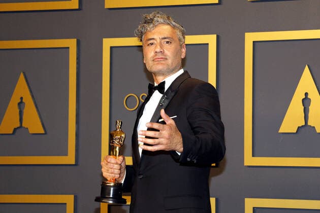 Taika Waititi, der Schauspieler und Preistraeger (Bestes adaptiertes Drehbuch) beim Gewinner Photocall bei der Oscar Verleihung der 92. Academy Awards am 9.02.220 im Press Room in Hollywood, Los Angeles 92th Annual Academy Awards - Press Room - Gewinner Preisträger Photocall