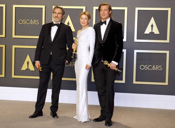 Joaquin Phoenix, Renee Zellweger und Brad Pitt, die Schauspieler und Preisträger beim Gewinner Photocall bei der Oscar Verleihung der 92. Academy Awards am 9.02.220 im Press Room in Hollywood, Los Angeles 92th Annual Academy Awards - Press Room - Gewinner Preisträger Photocall