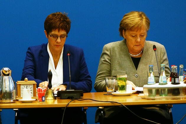 2020 Bilder des Jahres, News 02 Februar News Themen der Woche KW07 News Bilder des Tages CDU Parteivorsitzende Annegret Kramp-Karrenbauer (L) und Bundeskanzlerin Angela Merkel (R) vor der Vorstandssitzung der CDU im Konrad Adenauer Haus in Berlin am 10. Februar 2020. AKK hat angekuendigt als Parteichefin zurueckzutreten. Annegret Kramp-Karrenbauer kuendigt Ruecktritt als CDU Parteichefin an *** CDU Party Chairwoman Annegret Kramp Karrenbauer L and Chancellor Angela Merkel R before the executive meeting of the CDU in the Konrad Adenauer Haus in Berlin on 10 February 2020 AKK has announced to resign as party leader Annegret Kramp Karrenbauer announces resignation as CDU party leader