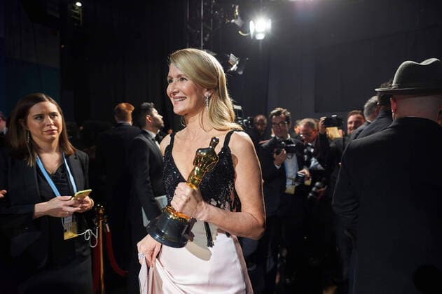 OSCARS: Beste Nebendarstellerin, Preisträgerinnen 2011-2020 Laura Dern poses backstage with the Oscar for Actress In A Supporting Role during the live ABC Telecast of The 92nd Oscars at the Dolby Theatre in Hollywood, CA on Sunday, February 9, 2020. Los Angeles CA USA  Copyright: xMattxPetitx 339671187PLX